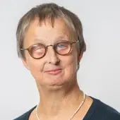 Franziska Weigand, Mitglied des erweiterten Vorstands, in dunkler Strickjacke vor hellgrauem Hintergrund