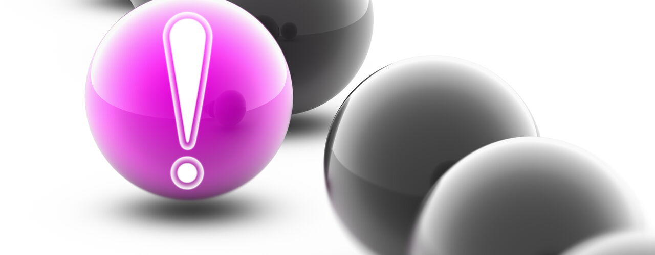 Mehrere dunkelgraue Kugeln sind hintereinander aufgereiht. In der Bildmitte befindet sich eine Kugel, die aus dieser Reihe ausschert: Sie ist purpurfarben und auf ihr prangt ein großes, weißes Ausrufezeichen.